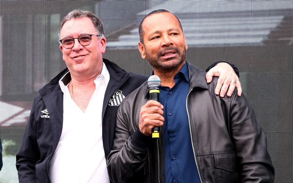 Marcelo Teixeira ao lado do pai de Neymar, no CT Rei Pelé. (Foto: Mauricio De Souza/Agif/Gazeta Press)
