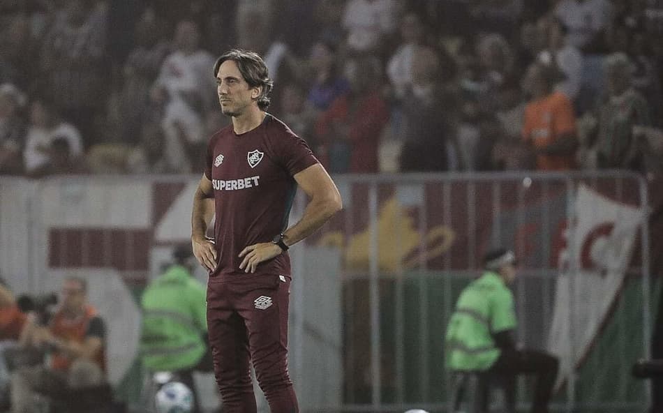 Torcedores mandam recado para Zubeldía durante Fluminense x São Paulo