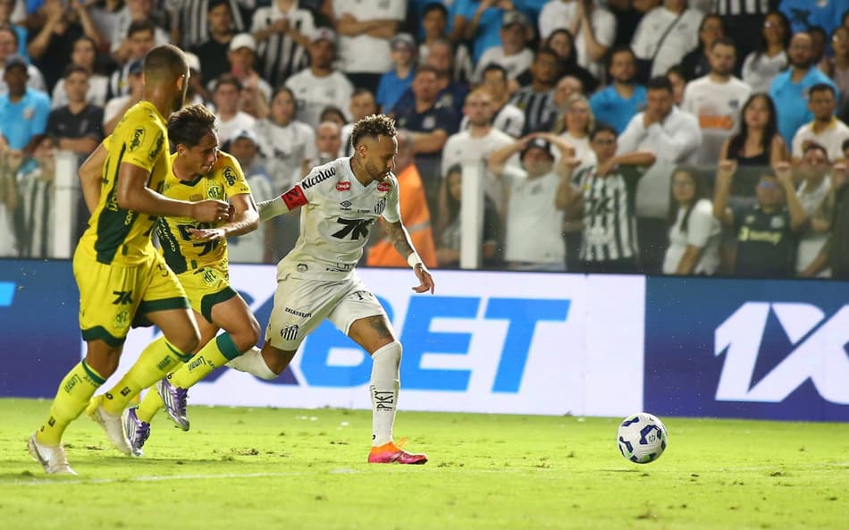 Neymar sentiu o menisco do joelho esquerdo durante empate contra o Mirassol. (Foto: Mauricio de Souza/Agif/Gazeta Press)