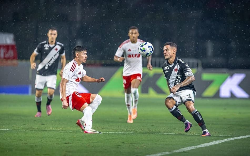 Chuva afeta gramado de São Januário e atrasa reinicio de Vasco x Inter: 'Sem condições'
