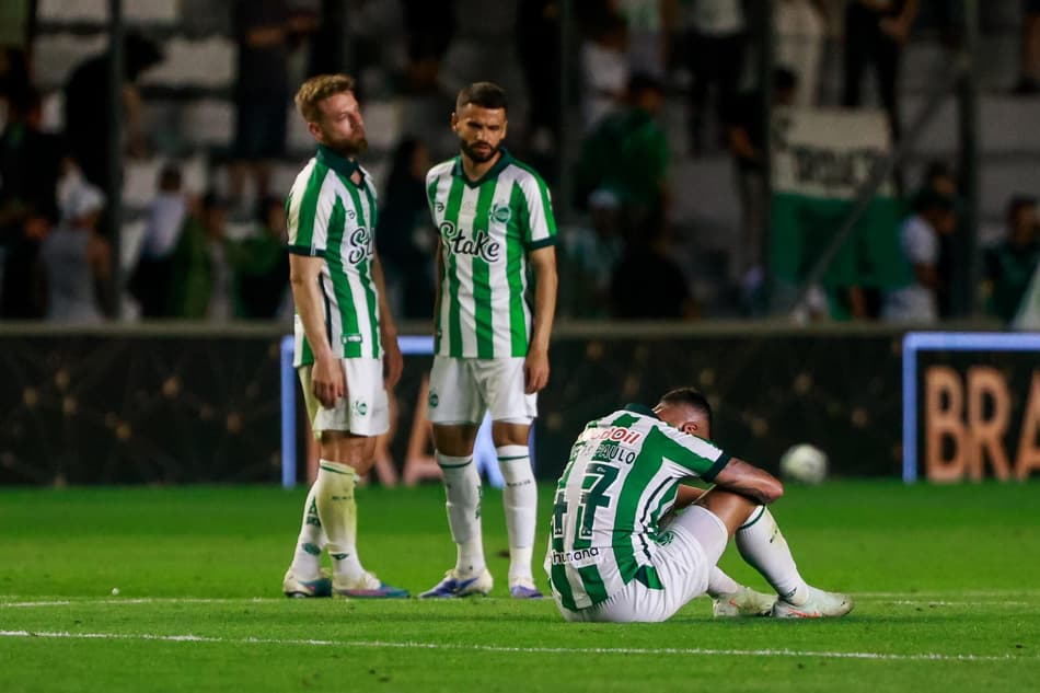 Jogadores do Juventude lamentam empate no Alfredo Jaconi (Foto: Luiz Erbes/ Agif/Gazeta Press)