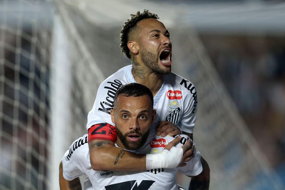 Neymar comemora gol com Guilherme em vitória diante do Sport. (Foto: Guilherme Dionizio/Código19/Gazeta Press)
