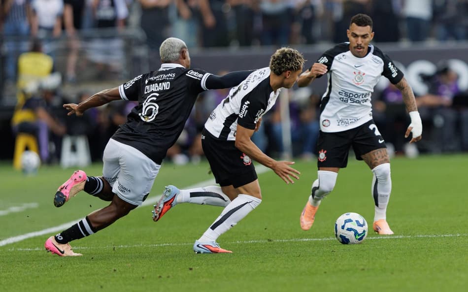 Corinthians x Botafogo em duelo do Brasileirão (Foto: Vilmar Bannach/Ekobanpress/Gazeta Press)