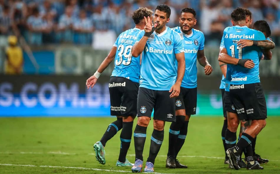 Suárez e Reinaldo comemoram gol do Grêmio (Foto: LUCAS UEBEL/GREMIO FBPA)