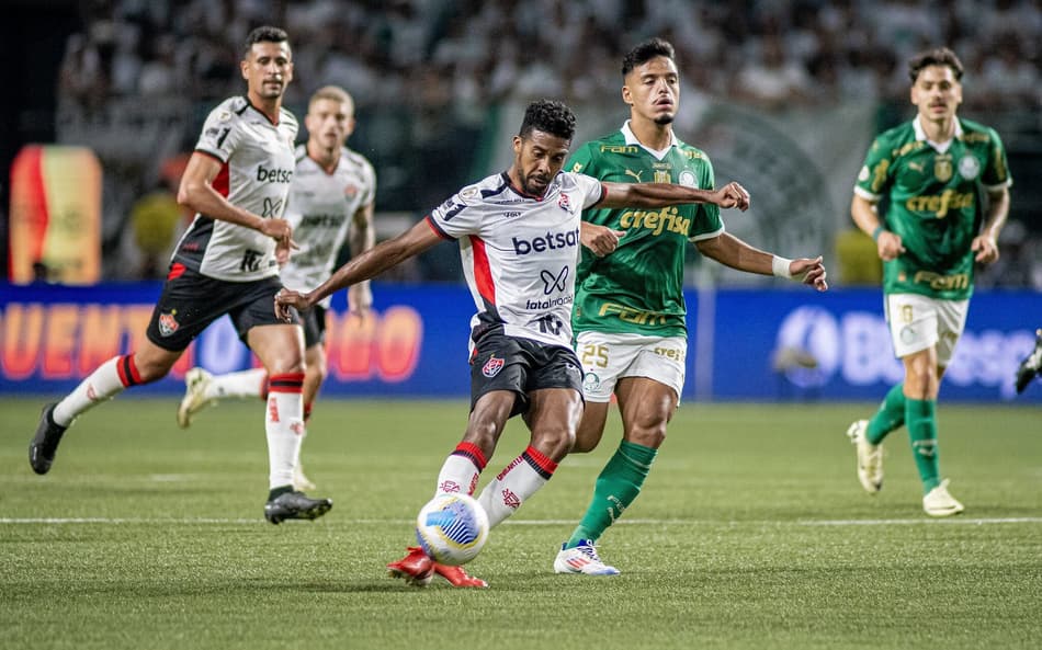 Willian Oliveira em ação contra o Palmeiras no Allianz Parque (Foto: Victor Ferreira / EC Vitória)