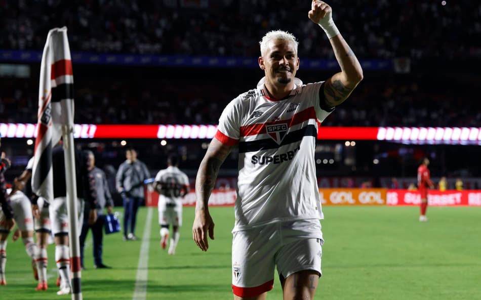 Luciano comemora gol pelo São Paulo no MorumBis