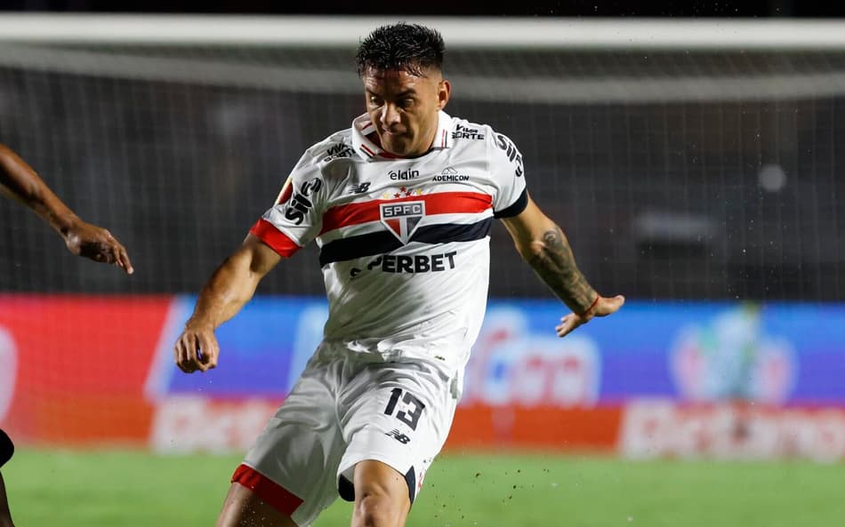 Enzo Díaz tem agradado na lateral esquerda do São Paulo desde sua chegada