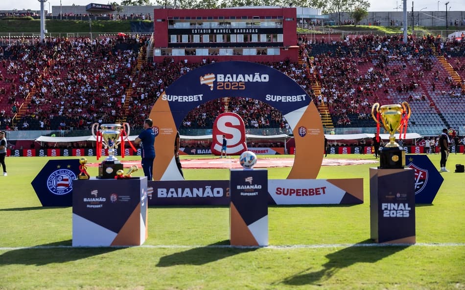Troféus do Baianão posicionados no Barradão (Foto: Troféu do Campeonato Baiano 2024 (Foto: Letícia Martins/EC Bahia)