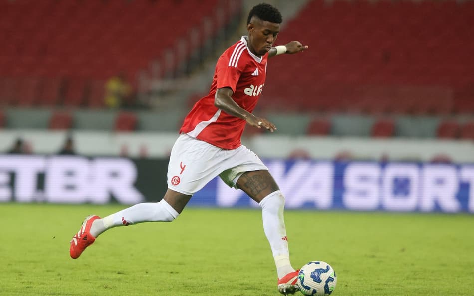 Vitão, zagueiro do Internacional