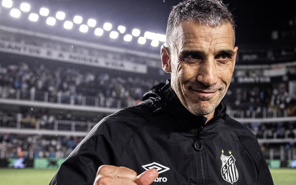 Vojvoda busca primeira sequência de vitórias no Santos (Foto: Raul Baretta/ Santos FC)