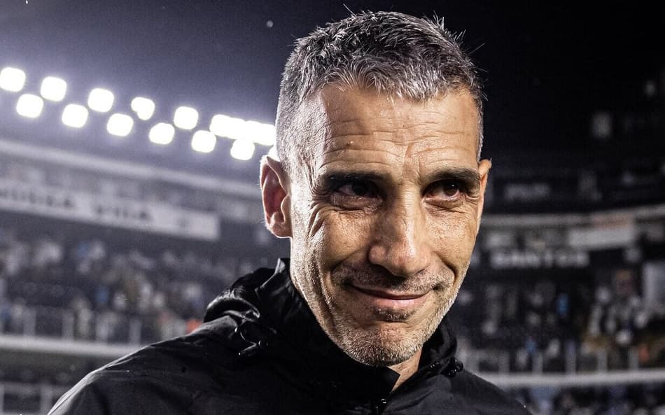 Vojvoda busca primeira sequência de vitórias no Santos (Foto: Raul Baretta/ Santos FC)