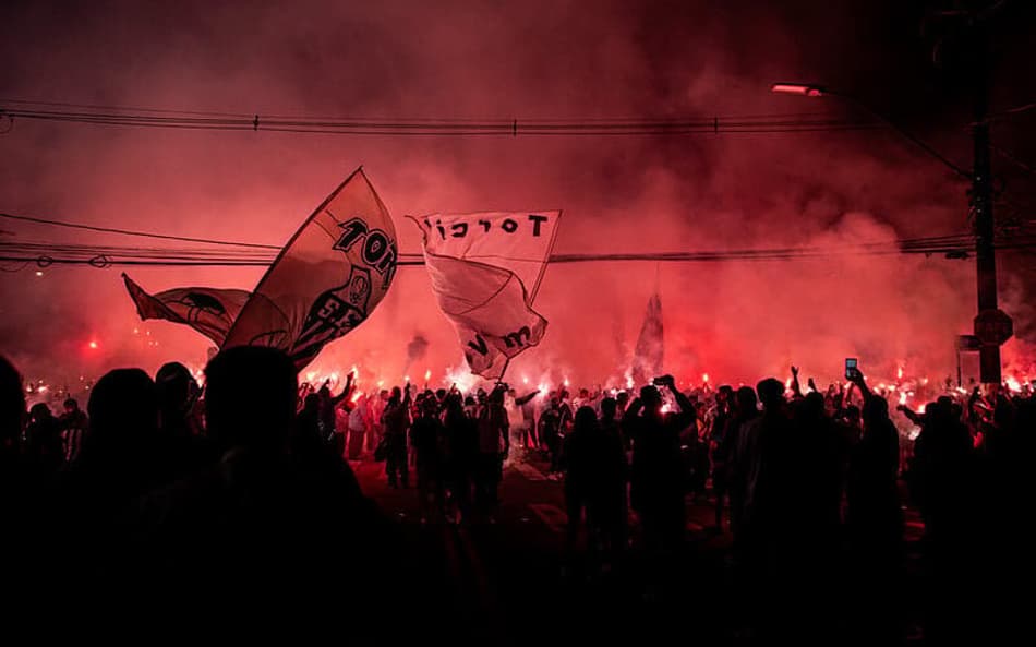Torcida do Santos faz festa em frente à Vila Belmiro. (Foto: Raul Baretta/ Santos FC)