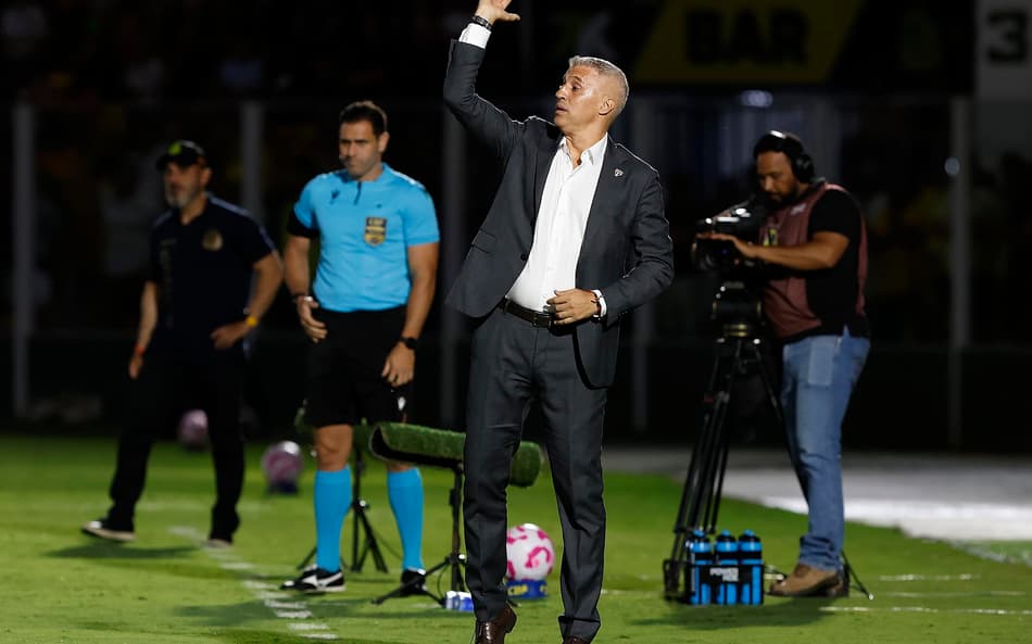 São Paulo chega desfalcado e tem quebra-cabeça para montar escalação contra o Corinthians