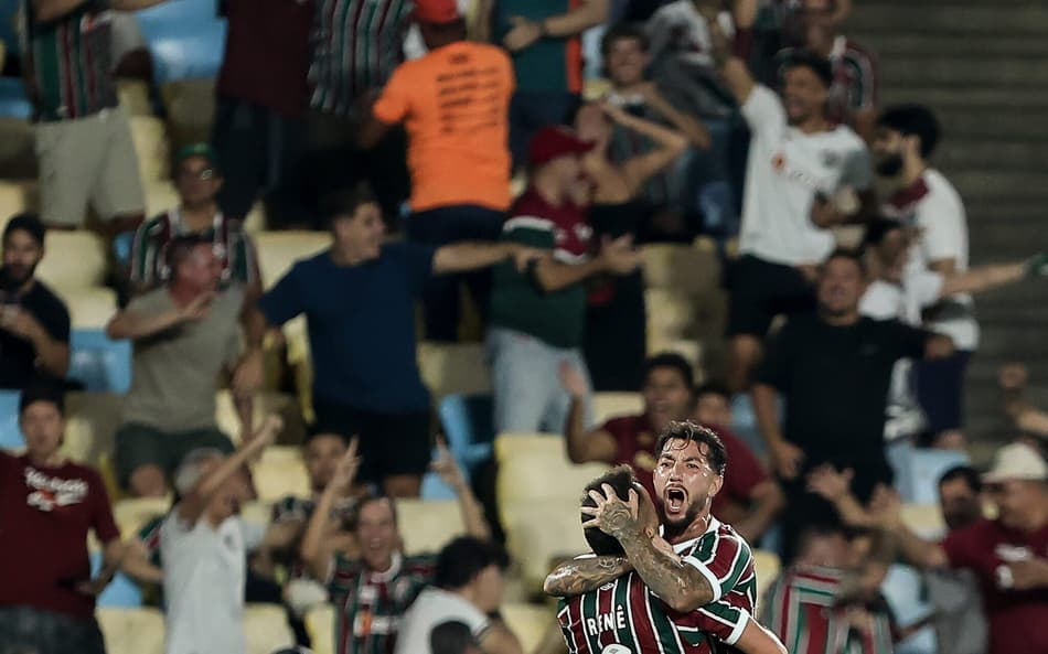Acosta e Renê comemoram gol do Fluminense no Maracanã (FOTO: LUCAS MERÇON / FLUMINENSE F.C.)