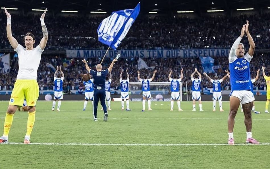 Leonardo Jardim e jogadores do Cruzeiro comemoram vitória sobre o Vitória (Foto: Gustavo Aleixo/Cruzeiro)
