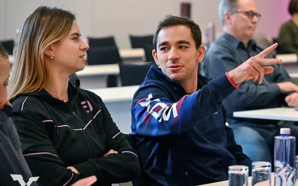 Bruna Takahashi e Hugo Calderano no sorteio das chaves em Frankfurt (Divulgação/WTT)