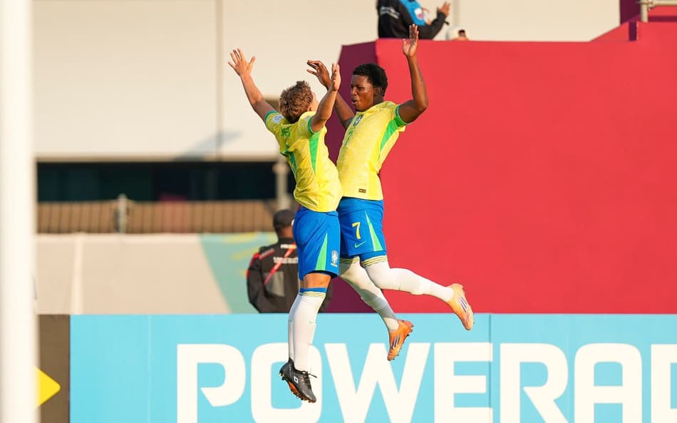 Dell e Ruan Pablo comemoram gol da Seleção (Foto: Nelson Terme/CBF)