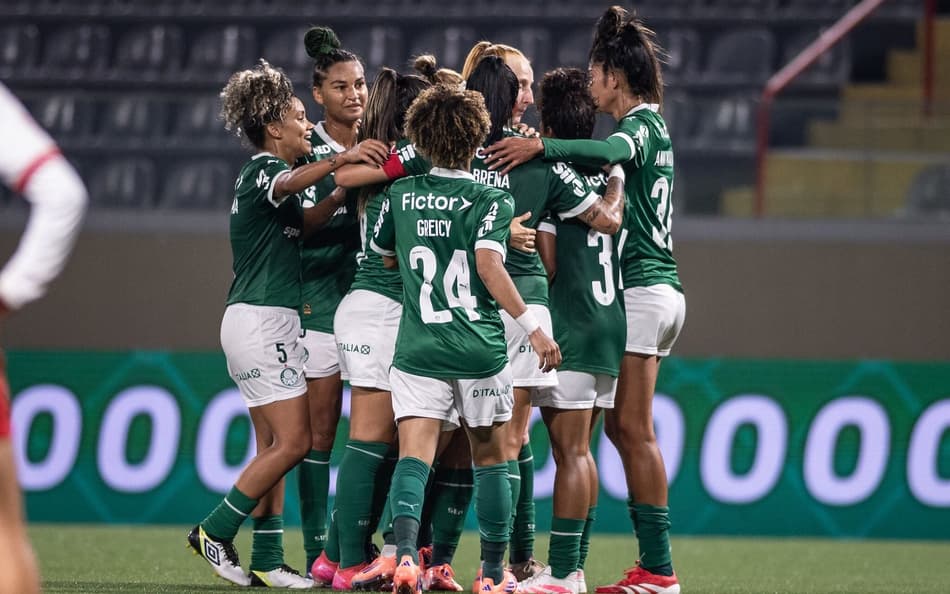 Time feminino do Palmeiras comemora gol. (Foto: Guilherme Veiga/Ag.Paulistão)