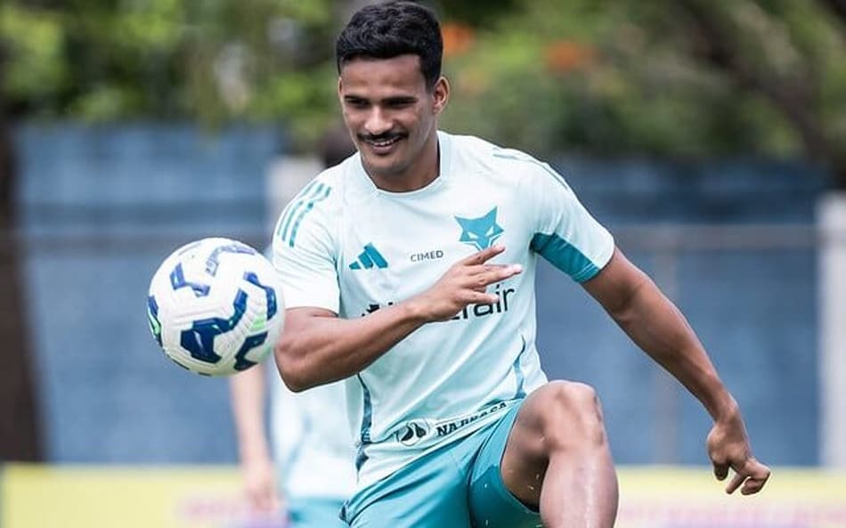 Lateral Kaiki, do Cruzeiro, em treino na Toca da Raposa (Foto: Gustavo Aleixo/Cruzeiro)