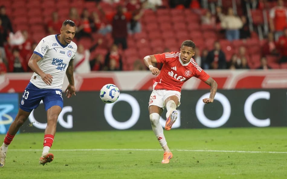Vitinho chuta para marcar o segundo gol do Internacional