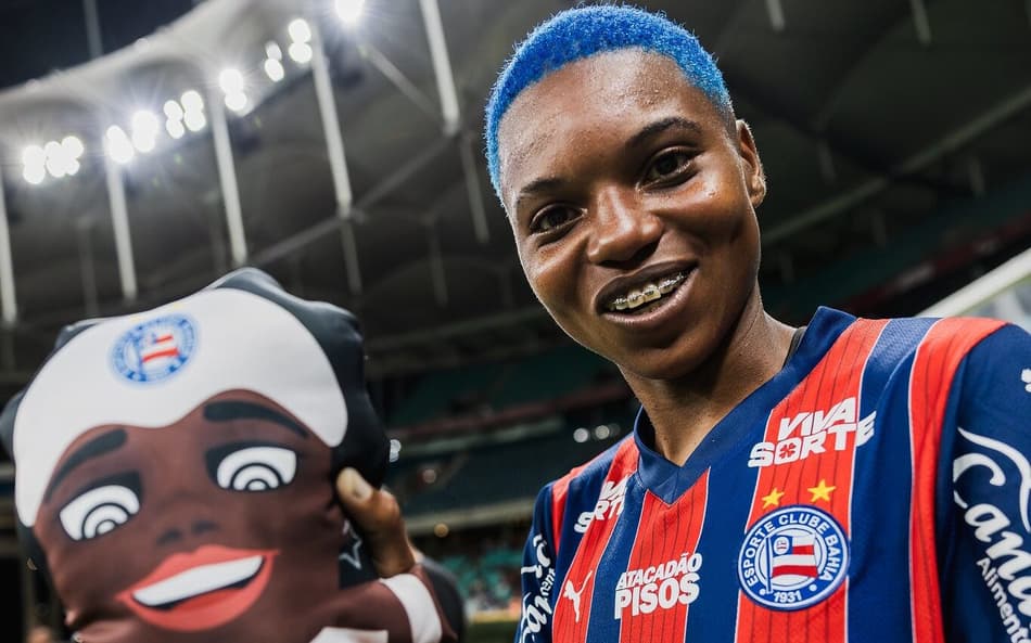 Rhaizza comemora conquista do título baiano com a camisa do Bahia (Foto: Letícia Martins/EC Bahia)