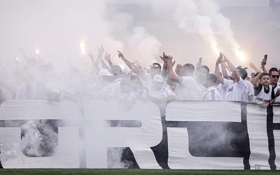 Torcidas organizadas do Santos fazem festa de apoio ao time no CT Rei Pelé. (Foto: Raul Baretta/ Santos FC)