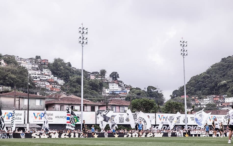 Torcida do Santos apoia o time no CT Rei Pelé. (Foto: Raul Baretta/ Santos FC)