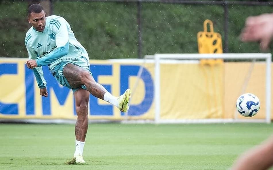 Volante Walace, do Cruzeiro, na Toca da Raposa (Foto: Gustavo Aleixo/Cruzeiro)