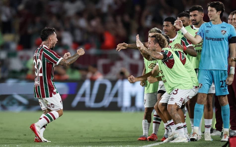Lucho Acosta comemora gol contra o Flamengo com jogadores do Fluminense (Foto: Marcelo Gonçalves/ Fluminense FC)