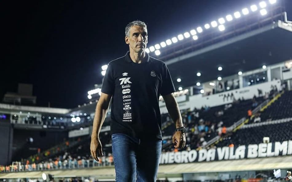 Juan Pablo Vojvoda busca a primeira vitória fora de casa no comando do Santos. (Foto: Reinaldo Campos/ Santos FC)
