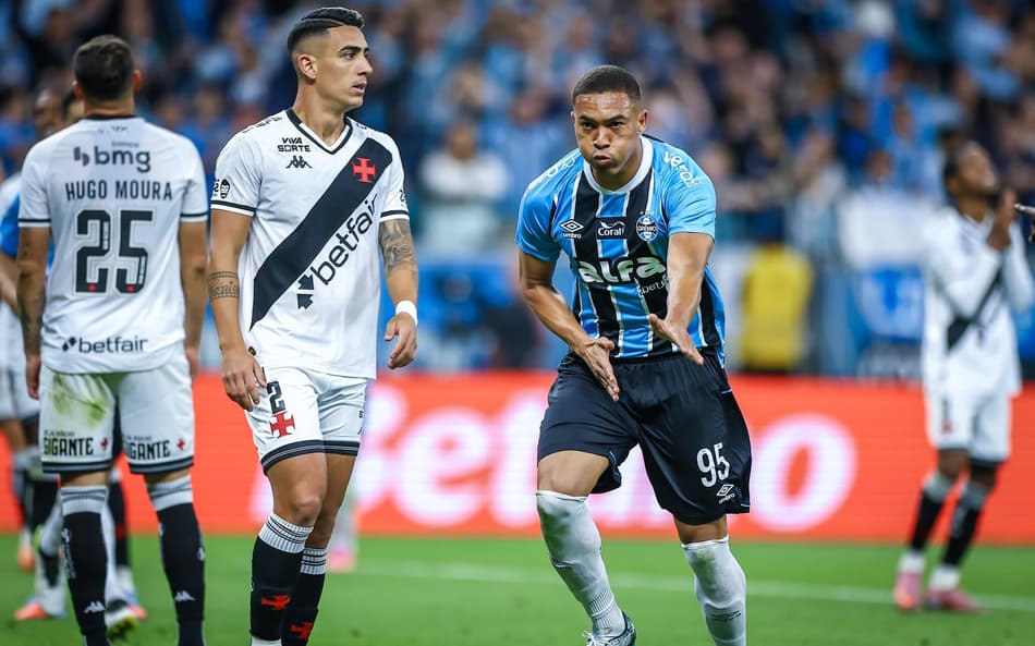 Carlos Vinicius não poupou críticas contra arbitragem (Foto: Lucas Uebel/Grêmio FBPA)