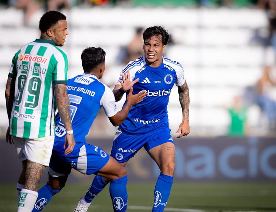 Atacante Kaio Jorge comemora gol do Cruzeiro contra o Juventude, com Kaiki (Foto: Lucas Bubols/Cruzeiro)
