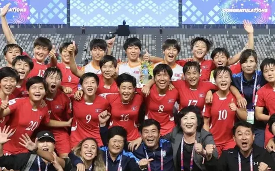 Coreia do Norte comemora tetracampeonato da Copa do Mundo Feminina sub-17. (Foto: reprodução/internet)