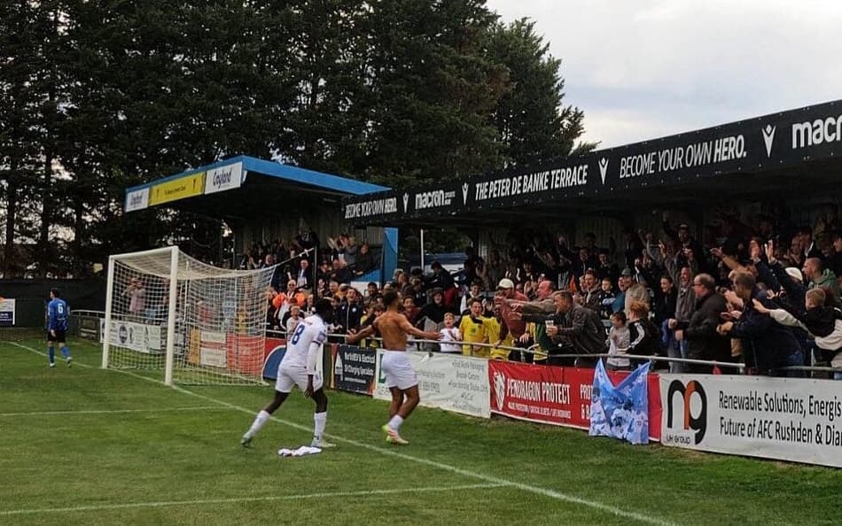 A partida entre AFC Rushden & Diamonds e Coventry Sphinx, da Inglaterra, foi paralisada após denúncia de assédio dirigido à árbitra (Foto: Reprodução Instagram/@afcrd)