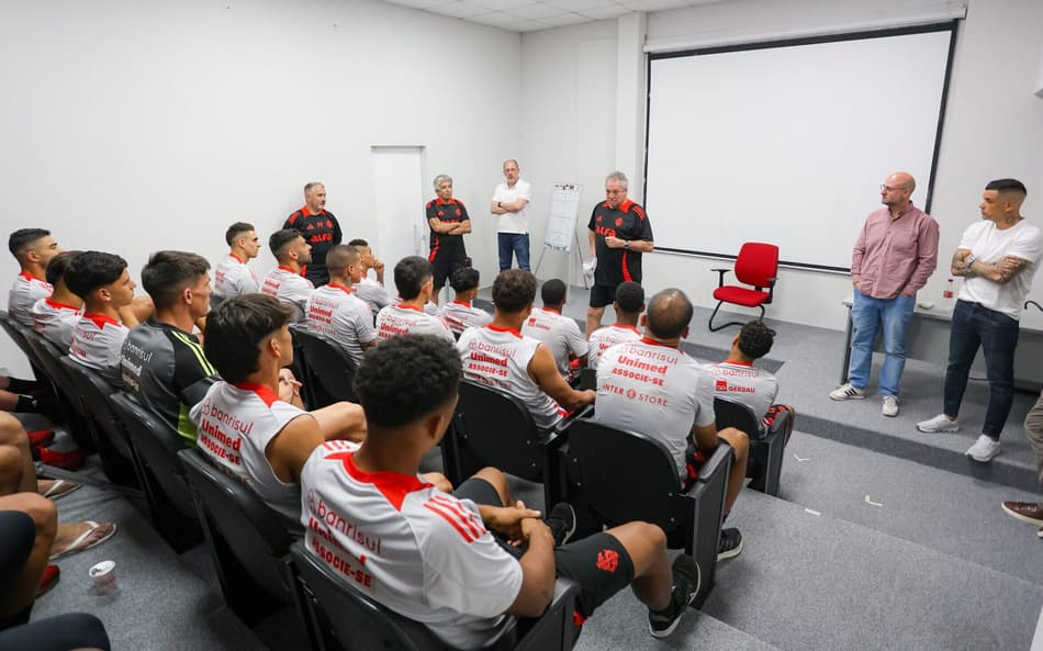 Abel Braga sendo apresentado aos jogadores do Internacional
