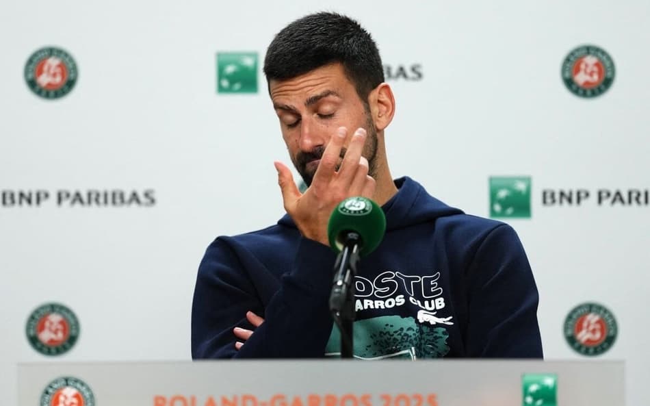 O sérvio Novak Djokovic na coletiva de imprensa após a derrota para o italiano Jannik Sinner em Roland Garros. (Foto: Dimitar DILKOFF / AFP)