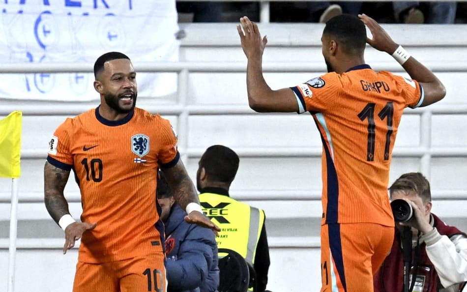 Memphis Depay marcou em Finlândia x Holanda (Foto: Markku Ulander / LEHTIKUVA/AFP)