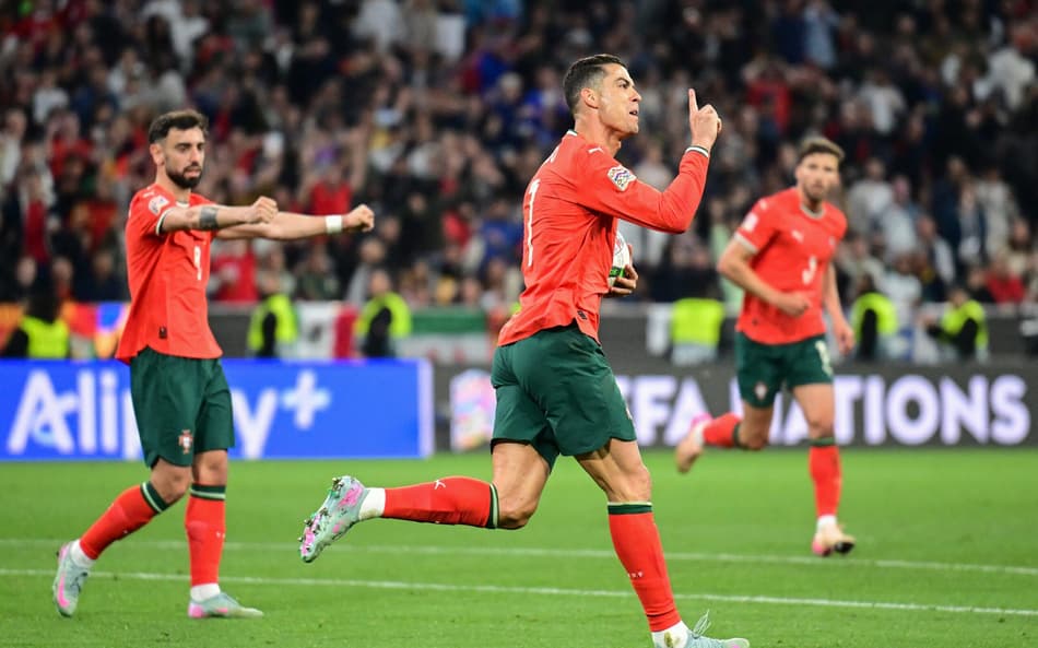 Cristiano Ronaldo fez um dos gols do título em Portugal x Espanha (Foto: Tobias SCHWARZ / AFP)