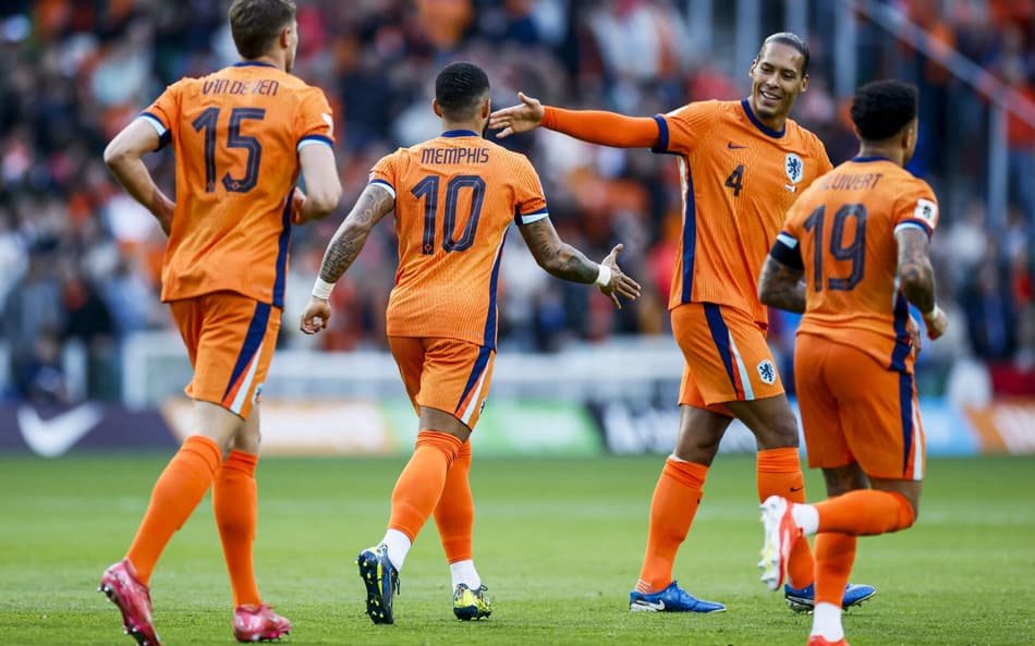 Depay comemora gol com Virgil van Dijk