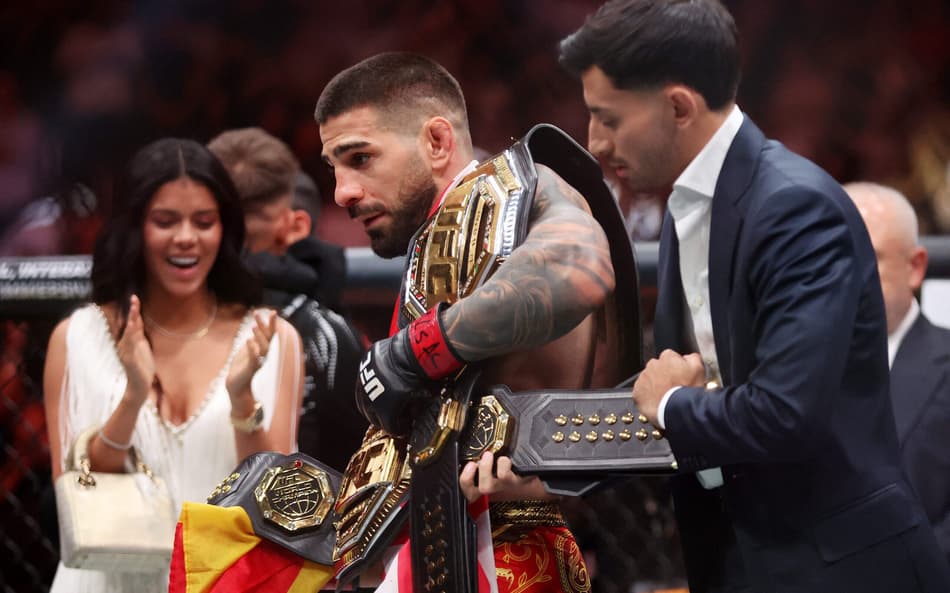 Ilia Topuria conquistou segundo cinturão ao bater Charles do Bronx no UFC 317 (Foto: Ian Maule/Getty Images/AFP)