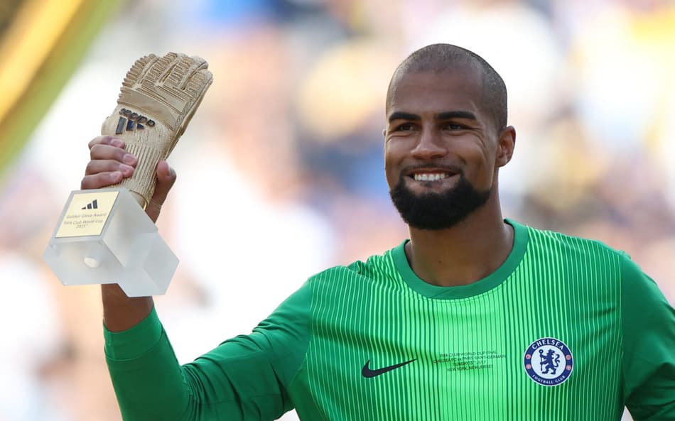Robert Sánchez, do Chelsea, com o prêmio de melhor goleiro do Mundial de Clubes (Foto: FRANCK FIFE / AFP)