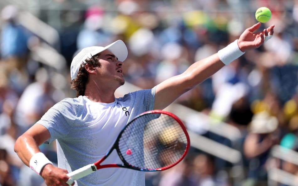 João Fonseca saca na derrota para o tcheco Tomas Machac no US Open (FOto: ELSA / GETTY IMAGES NORTH AMERICA / Getty Images via AFP)