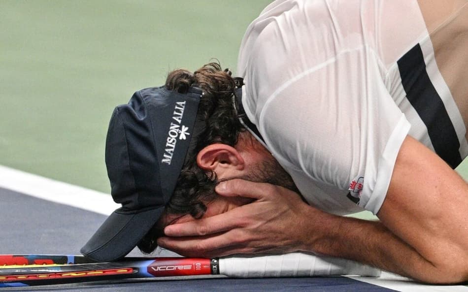 A emoção de Valentin Vacherot ao derrotar o dinamarquês Holger Rune em Xangai (Foto: Hector RETAMAL / AFP)