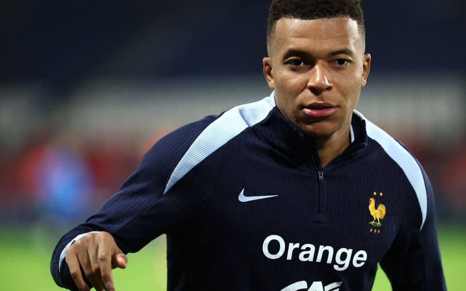 Mbappé antes do jogo entre França e Azerbaijão (Foto: Franck Fife / AFP)