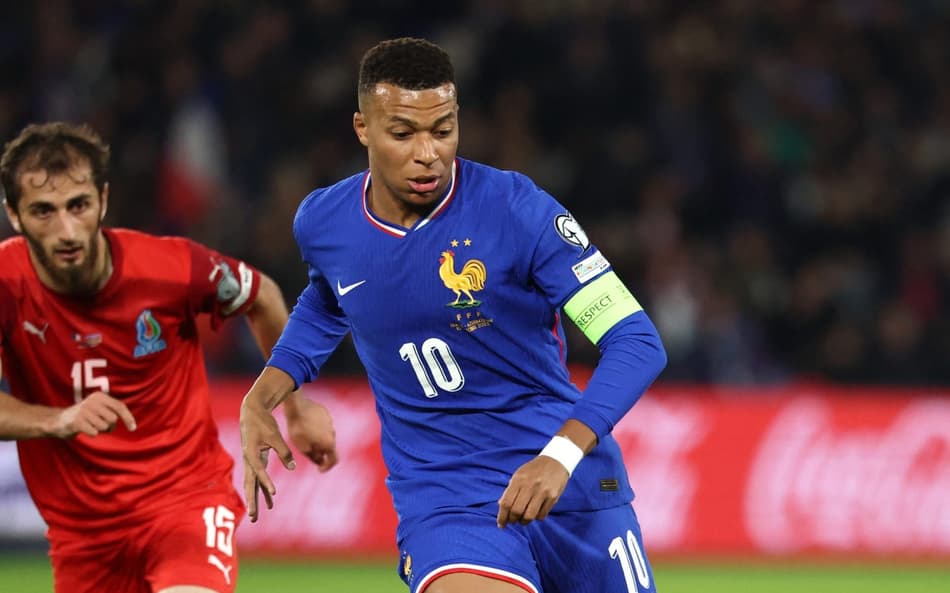 Mbappé em jogo da França contra o Azerbaijão pelas Eliminatórias (Foto: Franck Fife / AFP)