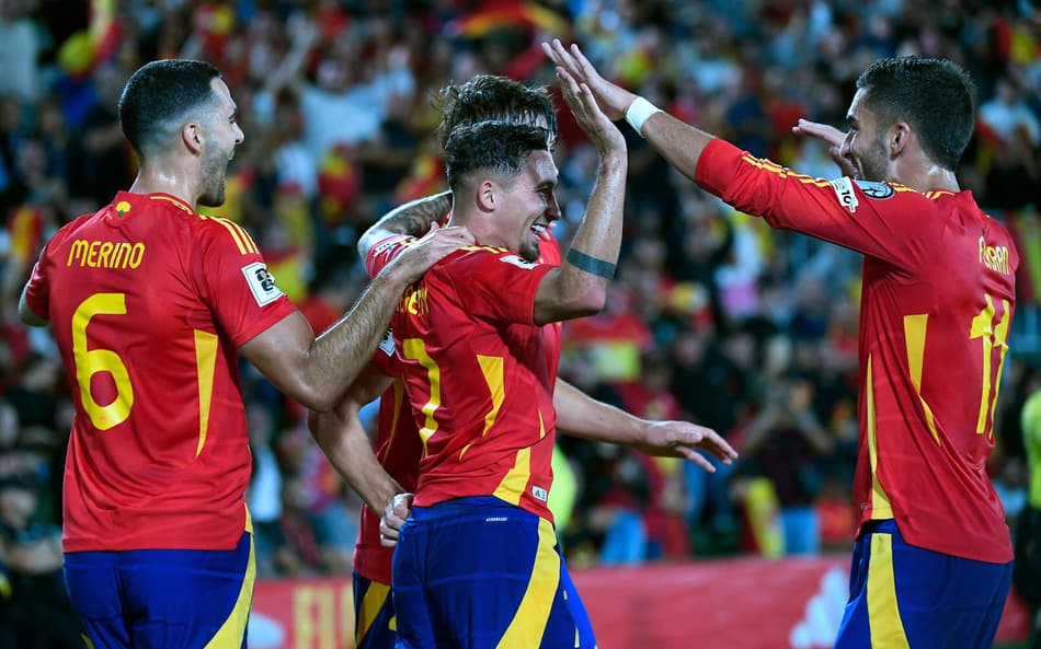 Espanha comemora gol contra a Georgia nas Eliminatórias (Foto: Jose Jordan / AFP)