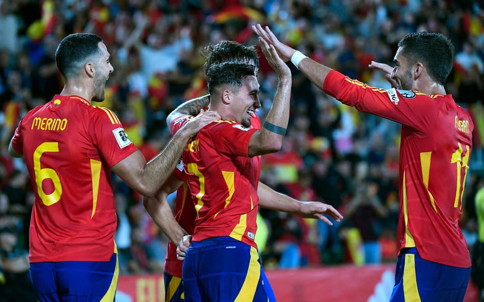 Espanha comemora gol contra a Georgia nas Eliminatórias (Foto: Jose Jordan / AFP)