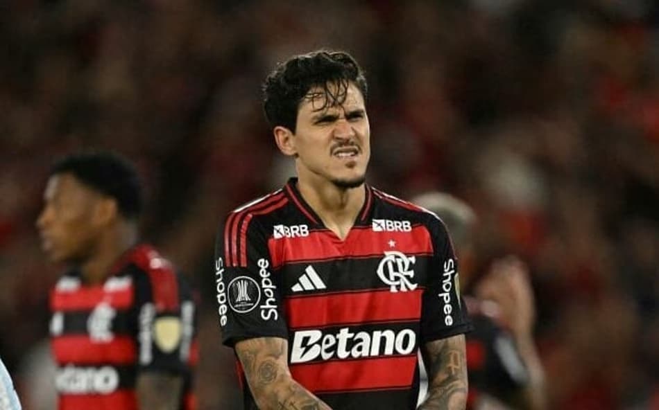 Pedro segurando a mão fraturada em Flamengo x Racing