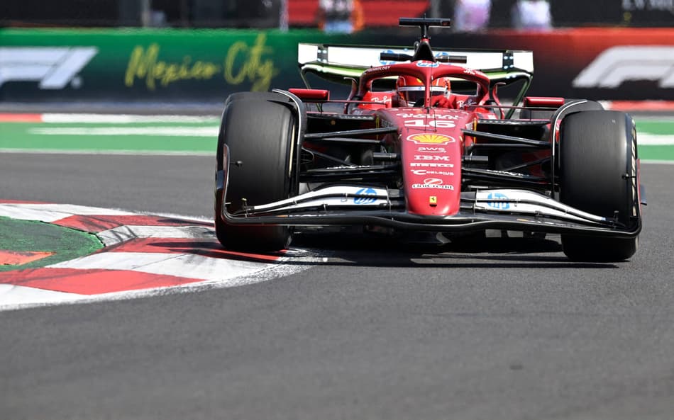Charles Leclerc, Ferrari, no treino livre do GP do México de F1 (Foto: Alfredo ESTRELLA / AFP)