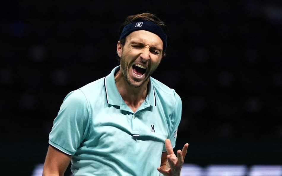 O francês Arthur Rinderknech em partida no Masters 1000 de Paris (Photo by Dimitar DILKOFF / AFP)